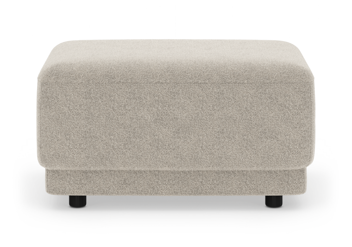 Beige, rektangulær puf i tekstil med runde sorte ben, frilagt på hvid baggrund.