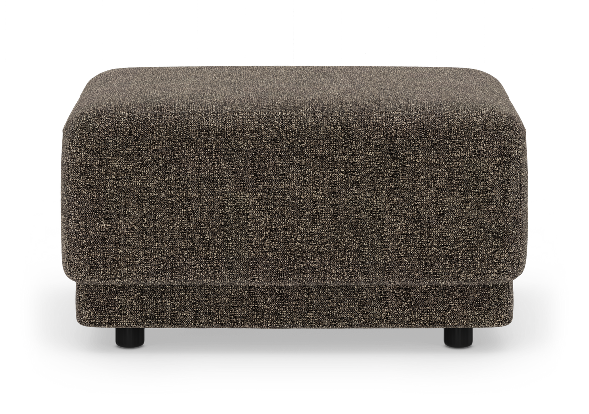 Rektangulær brungrå pouf/ottoman i tekstil med små sorte ben, fritlagt på hvid baggrund.