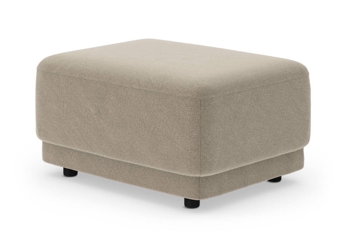 Beige polstret ottoman med afrundede hjørner og små sorte ben, frilagt på hvid baggrund.