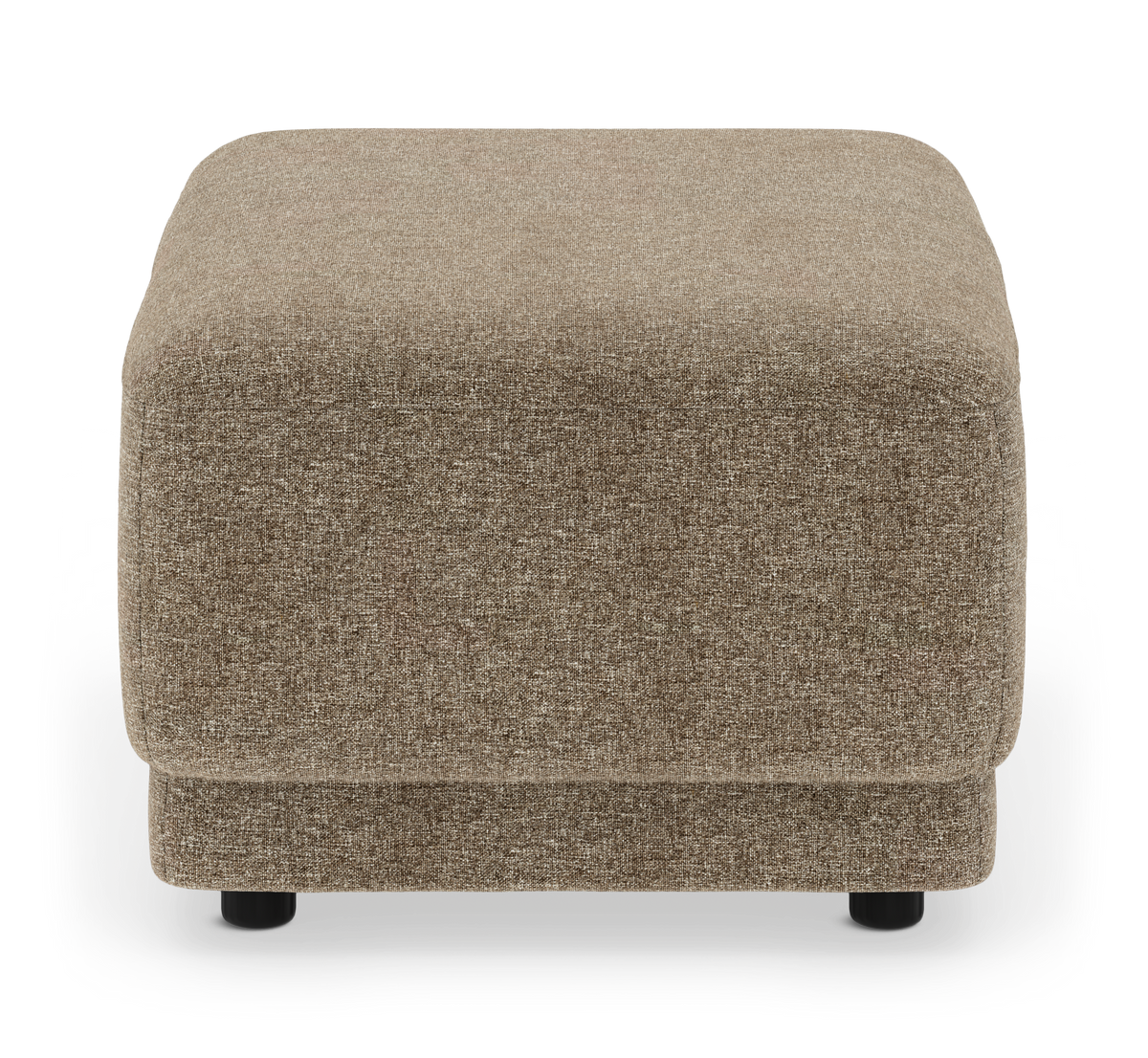 Beige/brun firkantet stofskammel/ottoman set forfra på hvid baggrund.