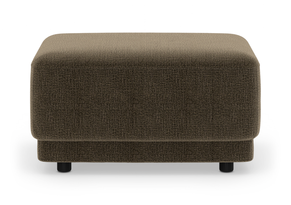 Brun stofpuf/ottoman set forfra på hvid baggrund.