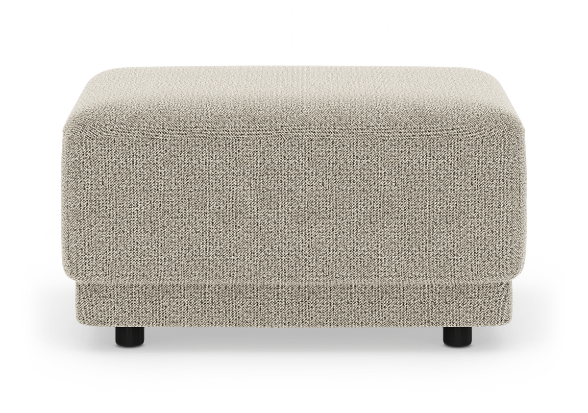 Beige polstret puff med afrundede hjørner, frilagt på hvid baggrund.