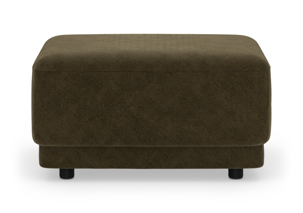 Brun puf/ottoman i bredriflet fløjl med runde sorte ben, fritstående på hvid studiebaggrund.