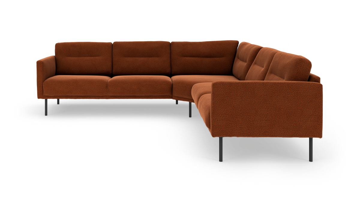Rustrød L-formet modulsofa med slanke sorte metalben, fritstående på hvid baggrund.