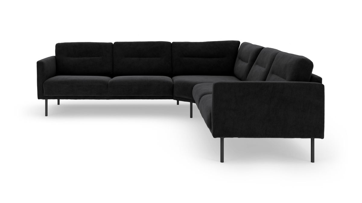 Sort L‑sofa med slanke metalben i studieopsætning, set skråt forfra.