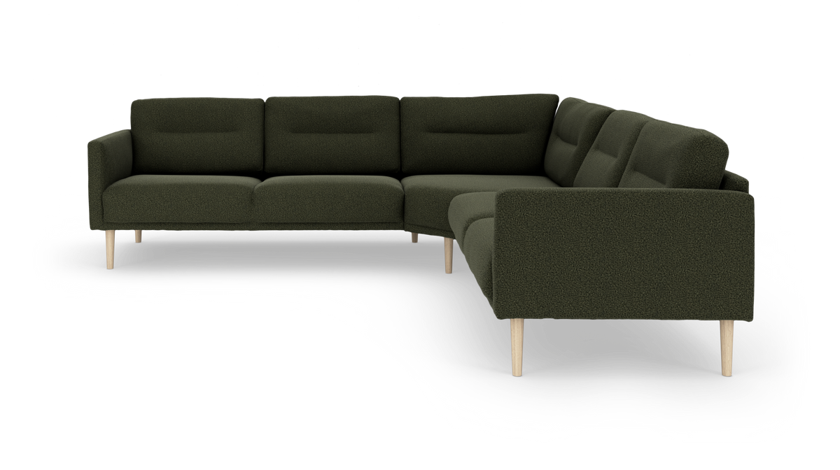 Mørkegrøn modulær hjørnesofa med slanke træben, frilagt på hvid baggrund.