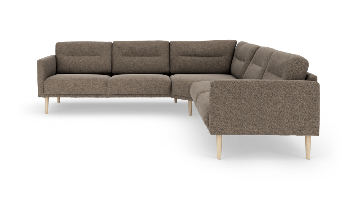 Brun/beige hjørnesofa i tekstil med lyse træben på hvid baggrund.
