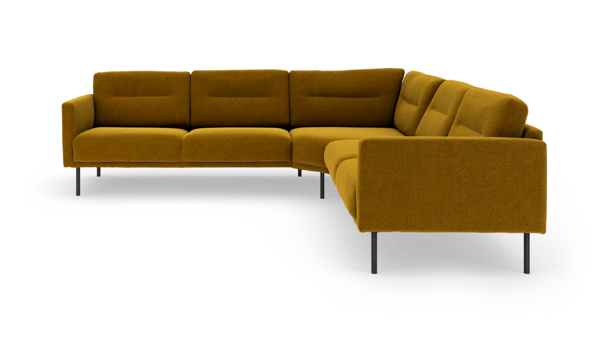 Sennepsgul L‑formet hjørnesofa med polstrede ryghynder og slanke sorte metalben, frilagt studiobillede.