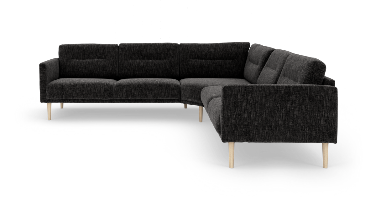 Mørkegrå hjørnesofa med lyse træben i minimalistisk stil.