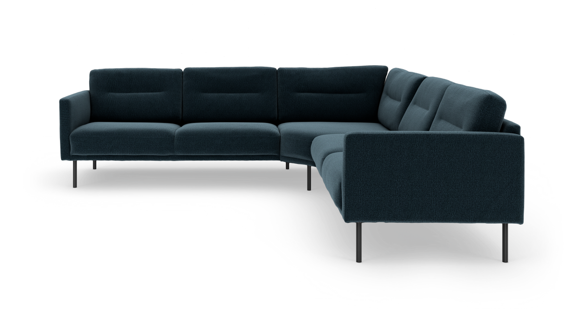 Mørkeblå L-formet modulsofa med slanke metalben, frilagt på hvid baggrund.