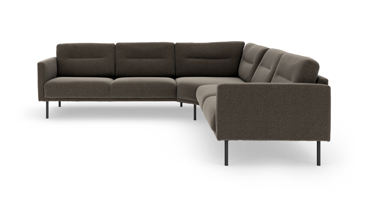 Mørkebrun L‑formet modulsofa med polstrede ryghynder og slanke metalben, frilagt på hvid baggrund.