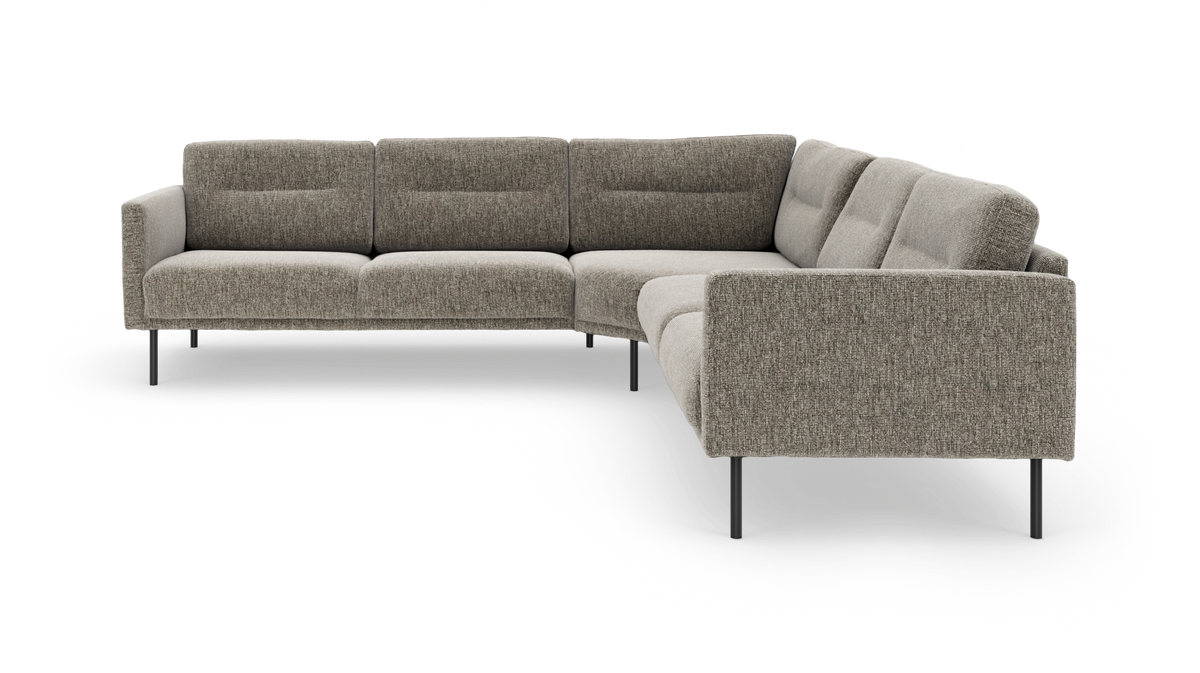 L‑formet grå/beige hjørnesofa i stof med slanke sorte ben, moderne design, frilagt på hvid baggrund.