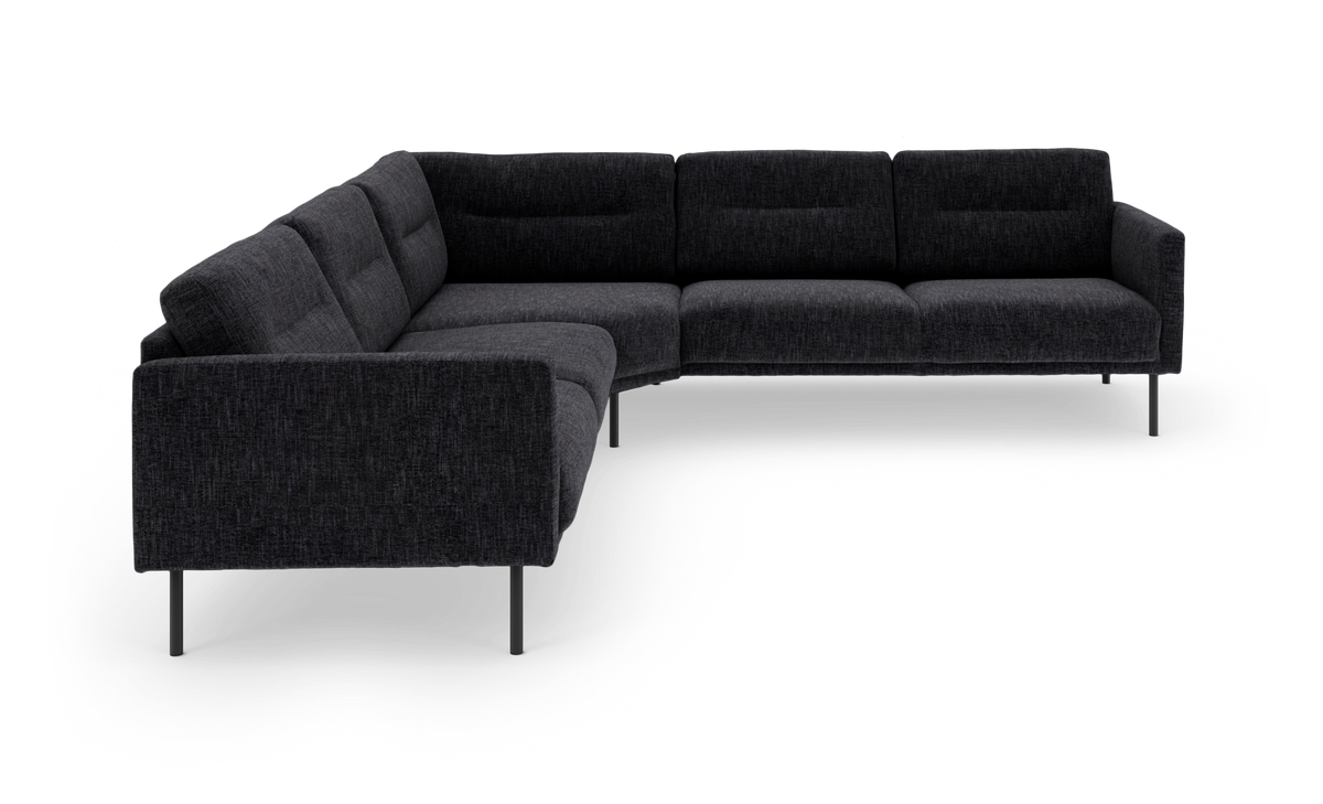 Mørkegrå L‑formet modulsofa med slanke metalben, fritlagt på hvid baggrund.