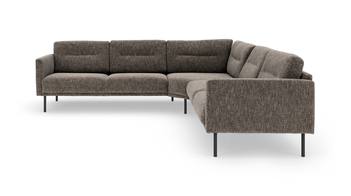 Modulær L-sofa i gråmeleret tekstil med slanke metalben, fotograferet skråt forfra på hvid frilægning.
