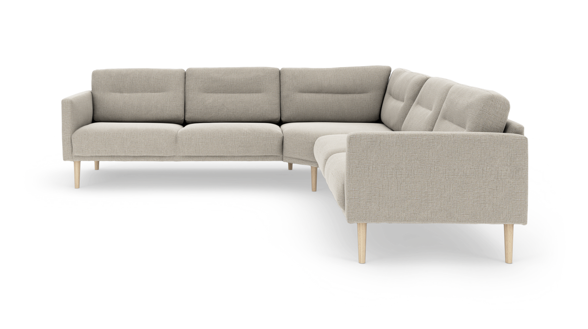 Moderne beige hjørnesofa i stof med træben og modulær design, produktfoto på hvid baggrund.