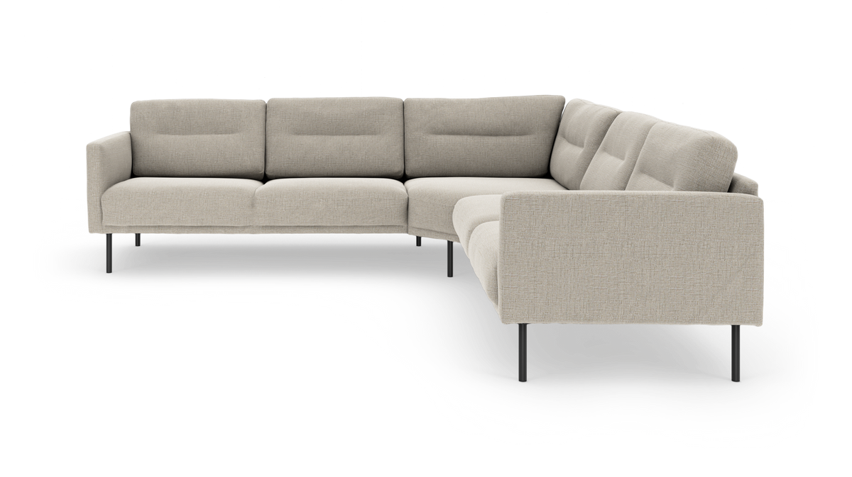 Beige hjørnesofa med slanke sorte metalben, moderne modulsofa på hvid baggrund.