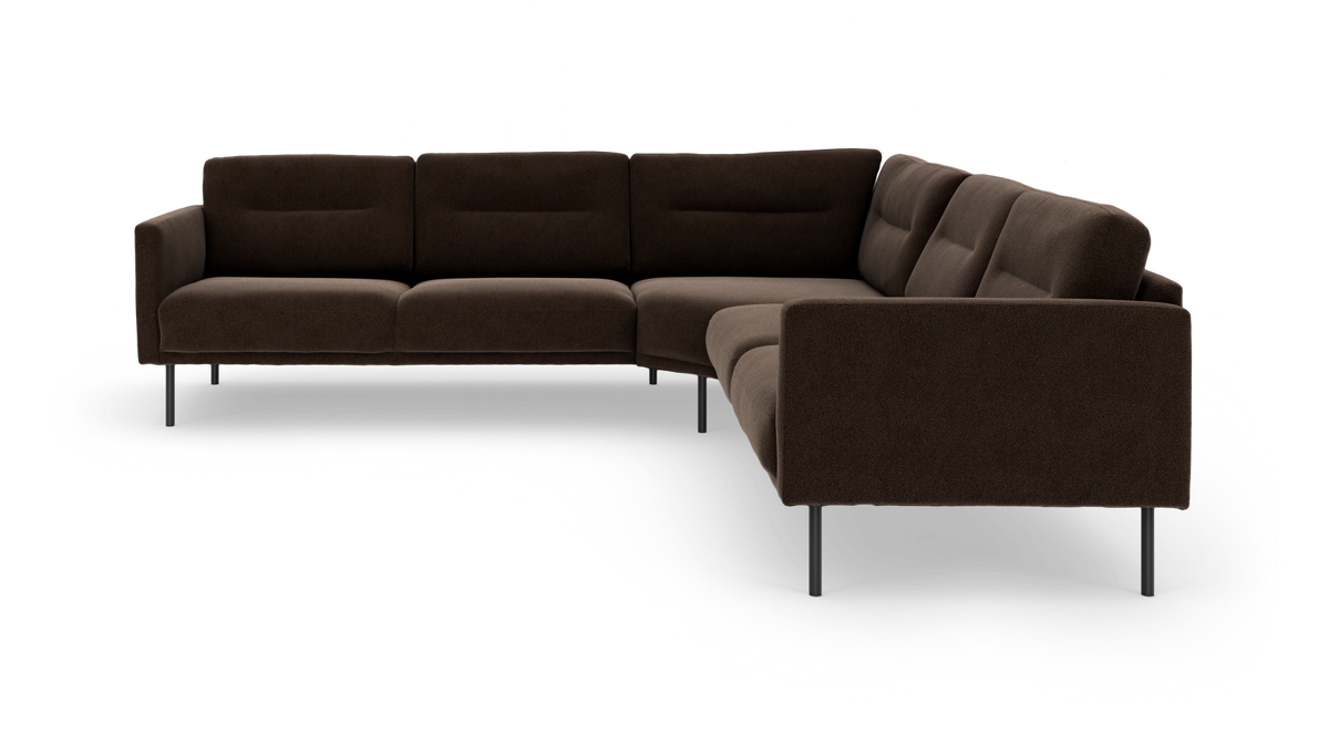 Modulær hjørnesofa i mørkebrun tekstil med slanke metalben, tre sæder til venstre og fire til højre.