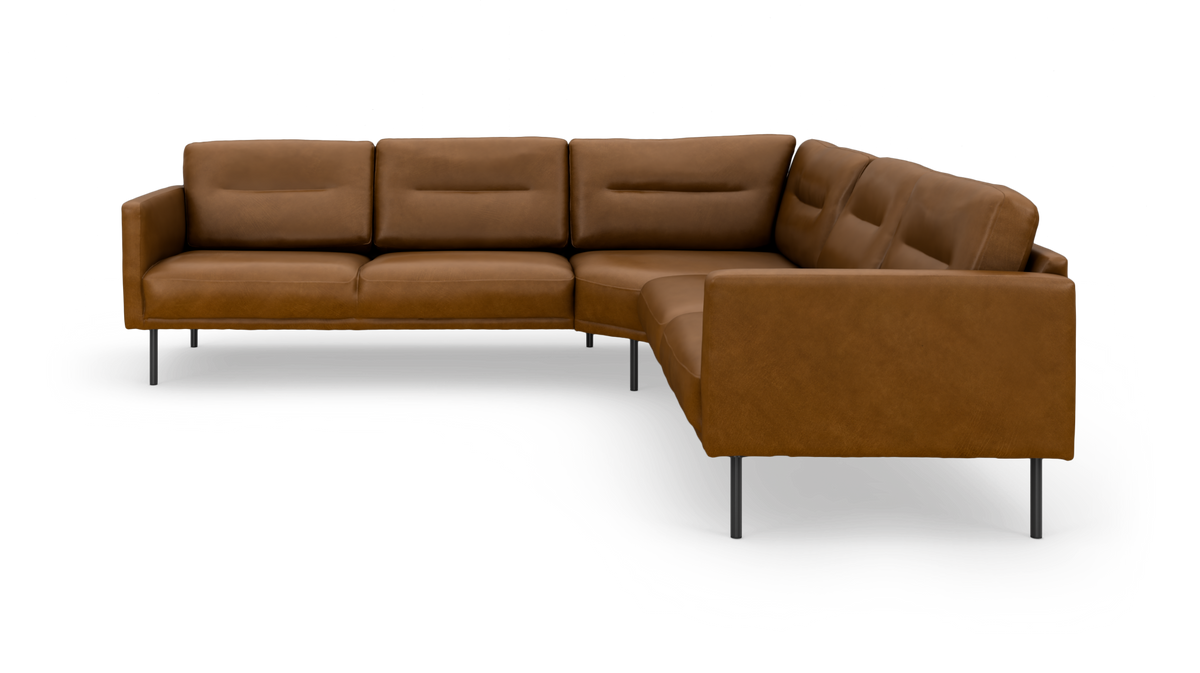 Brun L‑formet modulsofa i læder med slanke metalben på hvid baggrund.