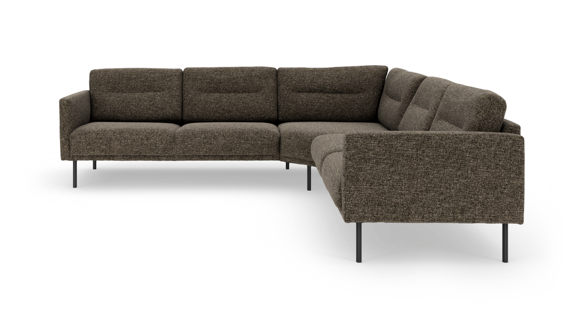 Brun L-formet modulsofa med metalben på hvid baggrund.