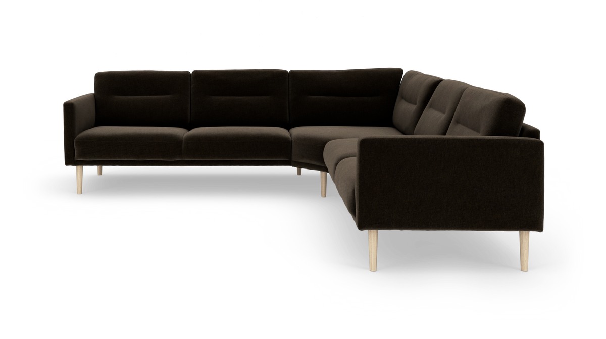 Mørkebrun L‑formet hjørnesofa i stof med lyse træben, frilagt produktbillede.