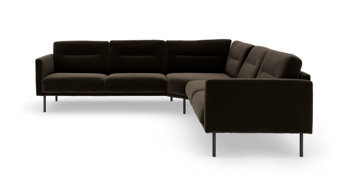 Mørkebrun hjørnesofa med metalben i moderne, modulært L‑design på hvid baggrund.