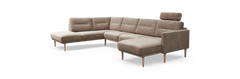 Beige L-formet modulsofa med chaiselong til venstre, højre armlæn og justerbar nakkestøtte, stofbetræk og lyse træben, fritlagt.