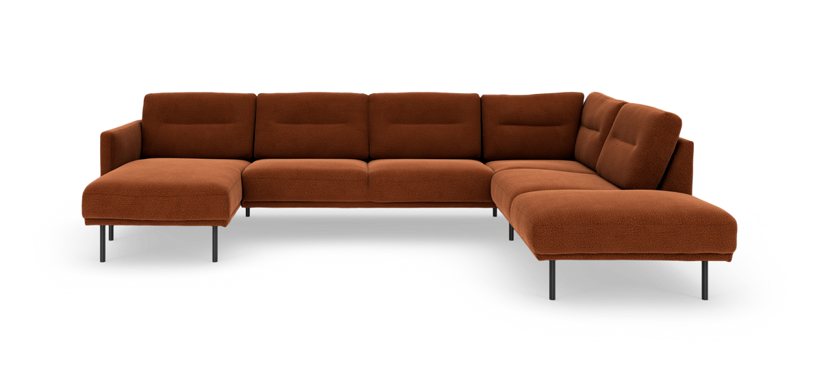 Rustrød L‑formet modulsofa i stof med chaiselong til venstre og slanke metalben, fotograferet i studie fra en let frontvinkel.