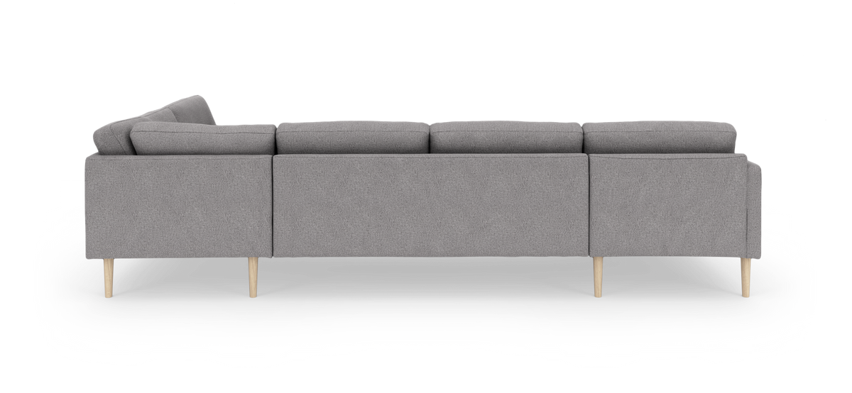 Grå tresæders stofsofa set lige bagfra med lyse træben, frilagt studieoptagelse.