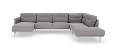 Grå modulær hjørnesofa med chaiselong og lyse træben, set forfra i studie på hvid baggrund.