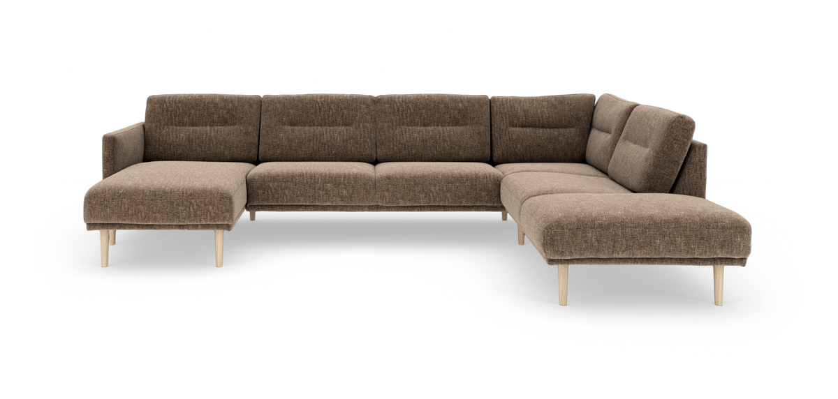 Brun L‑formet modulsofa med chaiselong til venstre, åben ende til højre og lyse træben, frilagt på hvid baggrund.