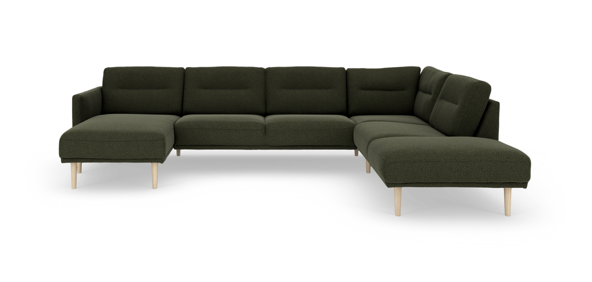 Mørkegrøn modulsofa i U‑form med træben, fotograferet i studiemiljø.