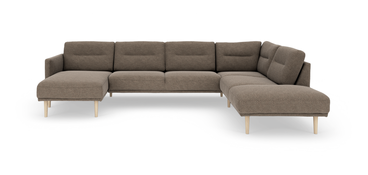Brun U-formet modulsofa med chaiselong og lyse træben, frilagt på hvid baggrund.