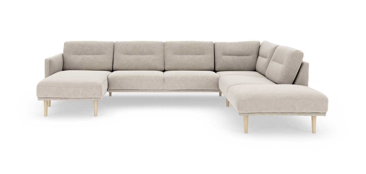 Beige modulsofa i U‑form med chaiselong og lyse træben, frilagt på hvid baggrund.