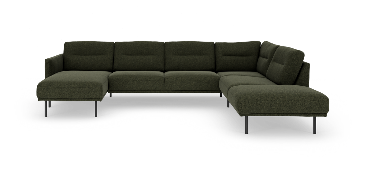 Mørkegrøn U‑formet modulsofa med chaiselong i begge ender og metalben, frilagt på hvid baggrund.