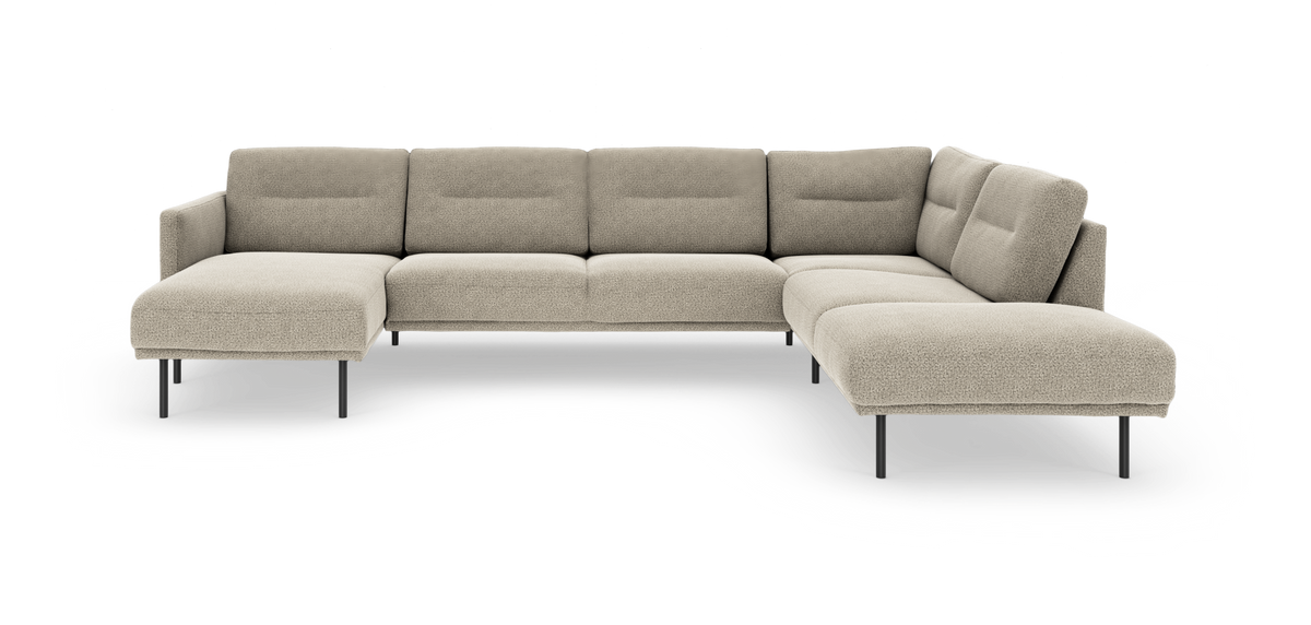 Beige U‑formet modulsofa med chaiselong og slanke metalben, fritlagt på hvid baggrund.