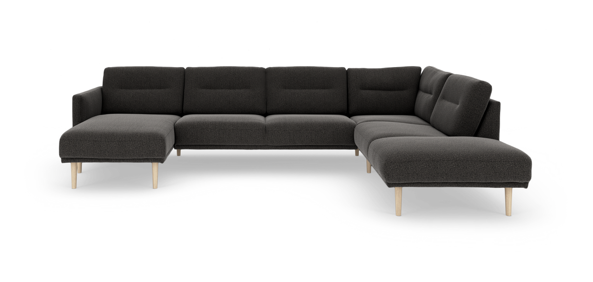 Mørkegrå modulsofa i U‑form med chaiselong til venstre og åben divan til højre, lyse træben og moderne minimalistisk design på hvid baggrund.
