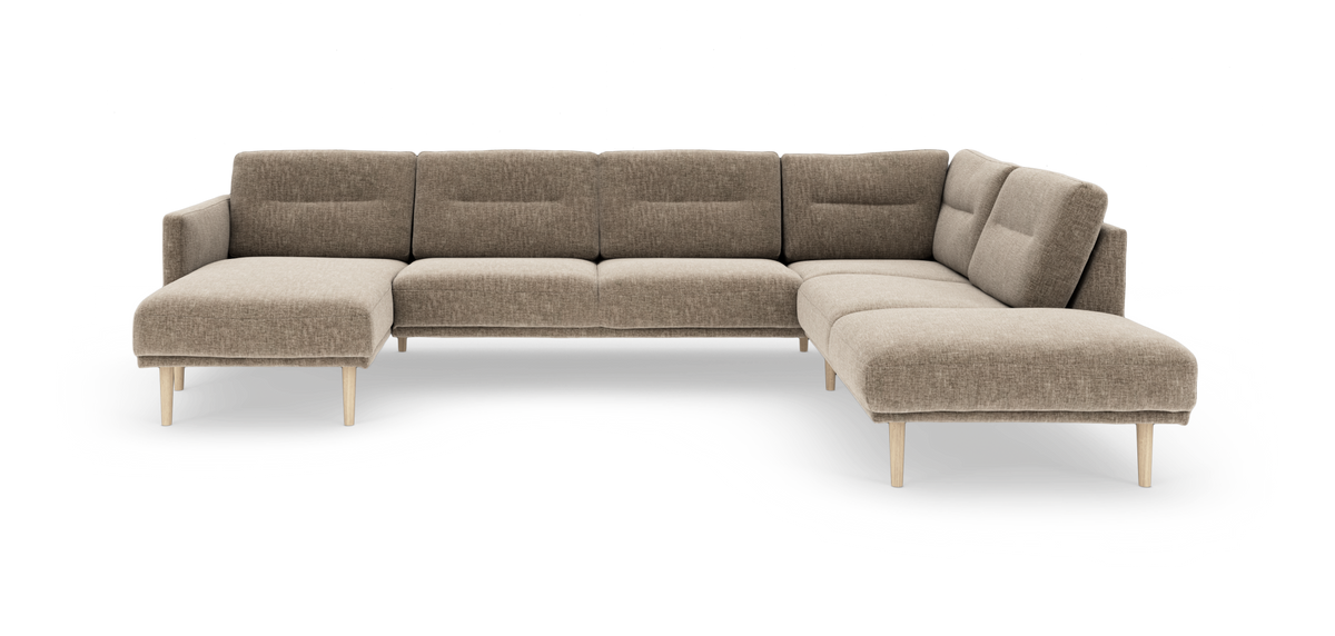 Beige U-sofa i stof med to chaiselonger og lyse træben.