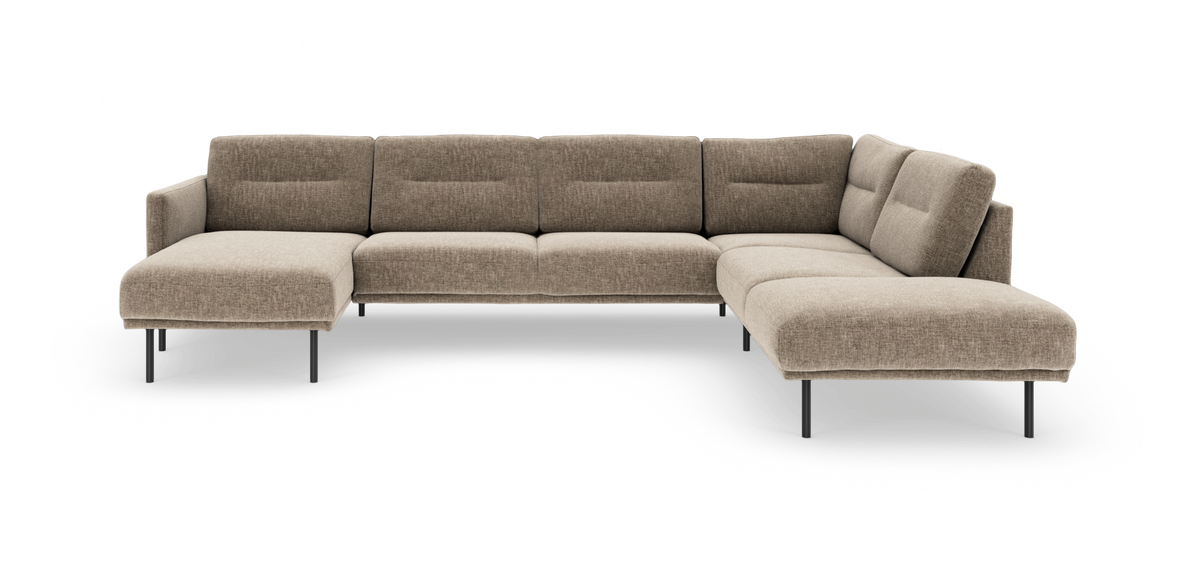 Stor hjørnesofa i beige stof med åbne chaiselong‑ender og slanke metalben, fritlagt på hvid baggrund.