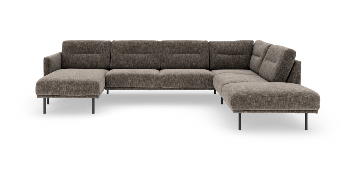 Stor modulær hjørnesofa i brungråt stof med chaiselong i begge ender og slanke metalben, fotograferet let forfra på hvid baggrund.
