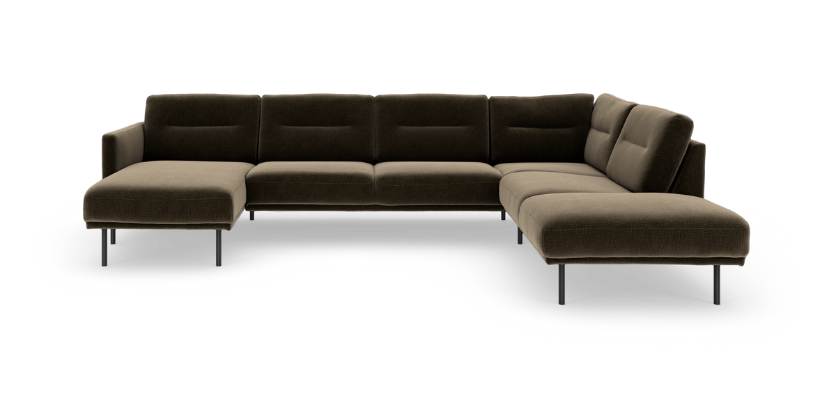 Modulær L-sofa i mørk brun tekstil med chaiselong til venstre og slanke metalben, frilagt mod hvid baggrund.