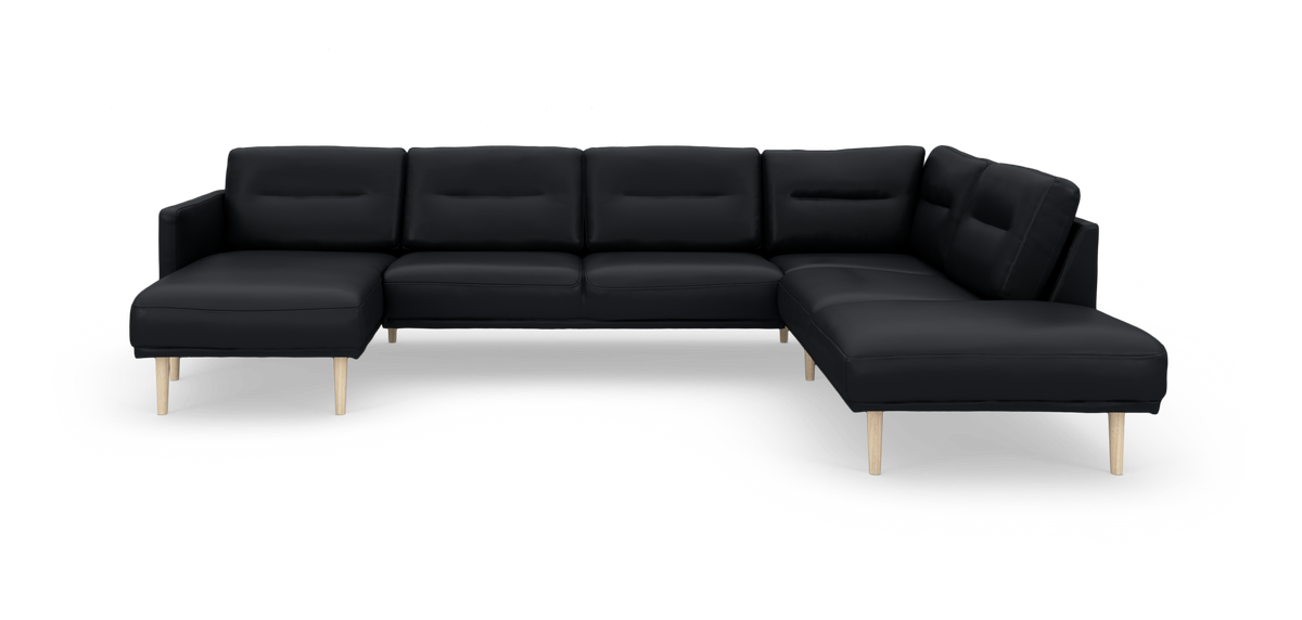 Sort U‑formet hjørnesofa i læder med lyse træben, divan til venstre og chaiselong til højre.