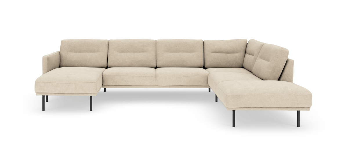 Beige hjørnesofa med chaiselong, slanke sorte ben og bløde ryghynder, frilagt på hvid baggrund.
