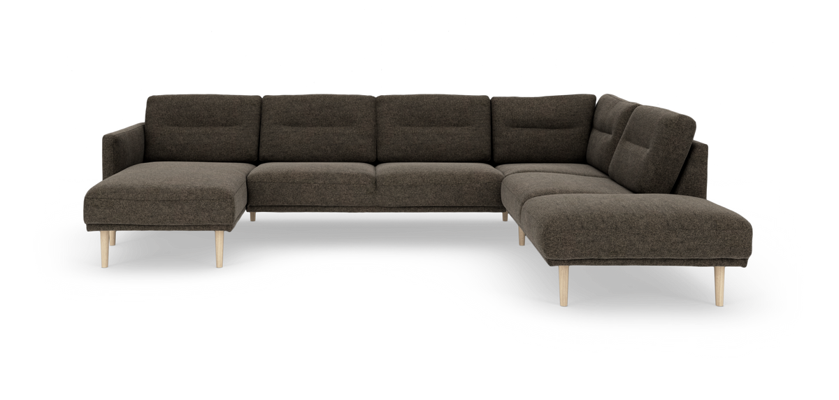 Brun L-formet modulsofa med chaiselong og lyse træben, fritlagt på hvid baggrund.