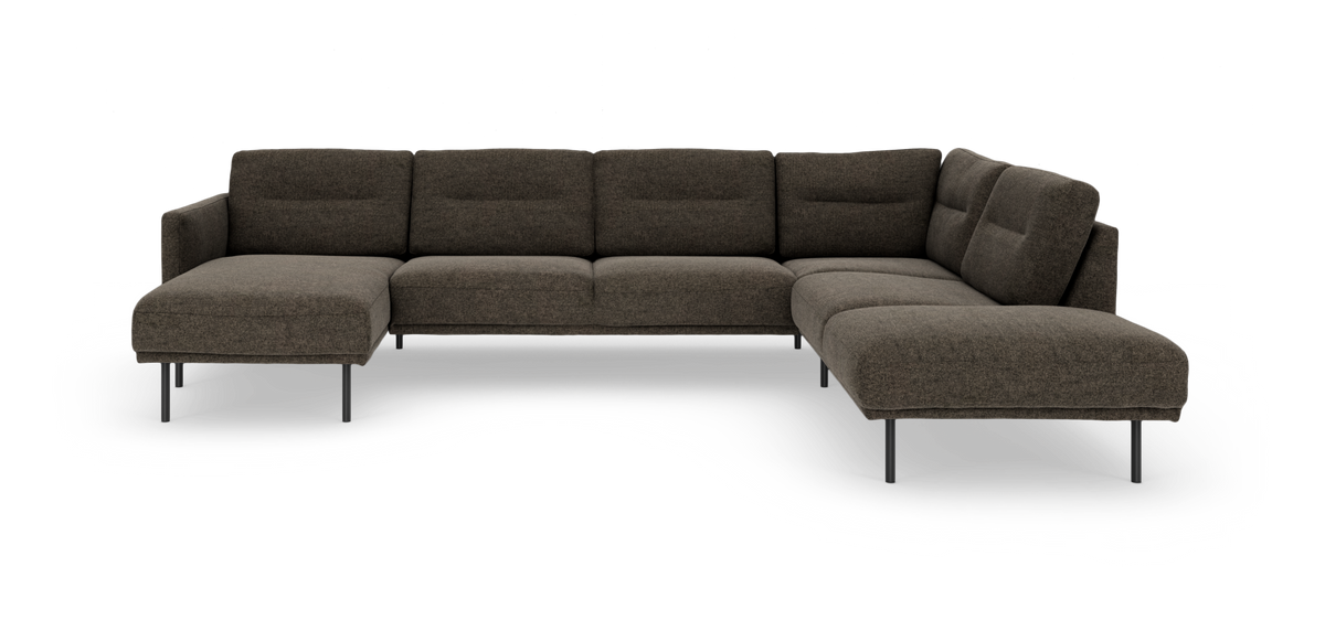 Mørkebrun U-formet modulsofa med chaiselong i begge ender og slanke metalben, fritlagt mod hvid baggrund.