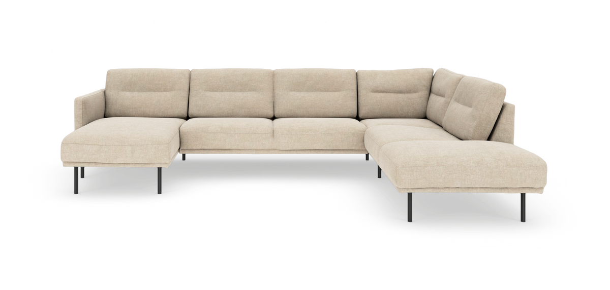 Beige L-formet modulsofa med chaiselong til venstre, slanke sorte ben, frilagt på hvid baggrund.