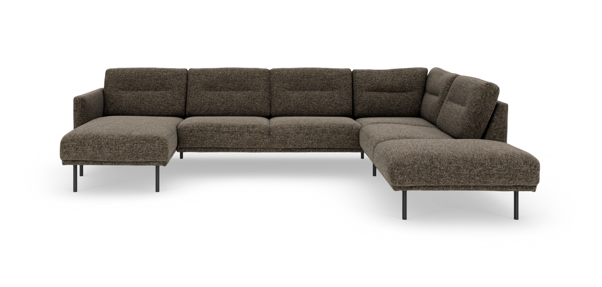 Brun modul-hjørnesofa med chaiselong til venstre og bred divan til højre på slanke metalben.