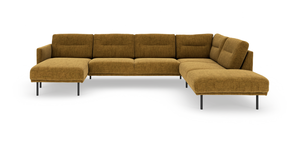 Modulær hjørnesofa i sennepsgul stof med slanke metalben, frilagt på hvid baggrund.