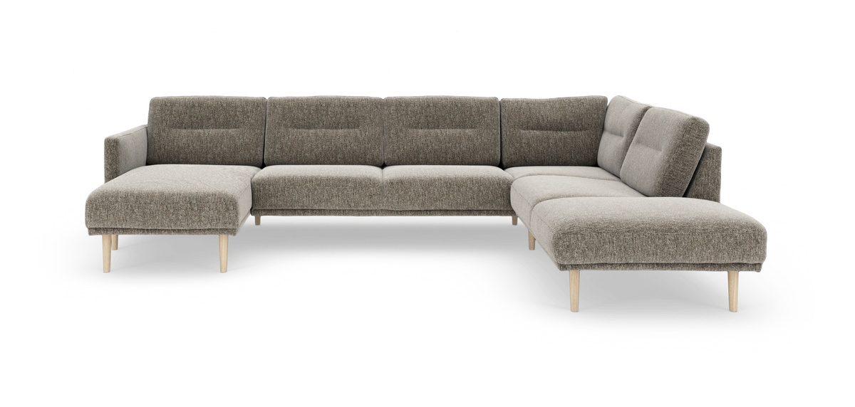 Modulær U-formet hjørnesofa i grå-beige stof med træben, frilagt på hvid baggrund.