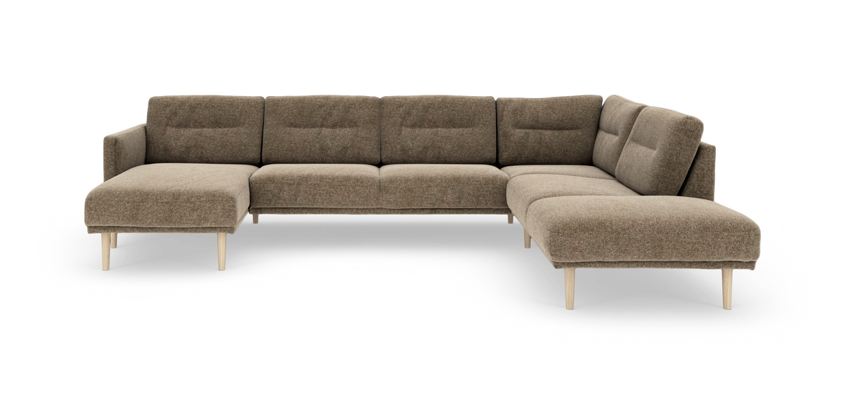 Brun L-formet modulsofa med chaiselong og lyse træben.
