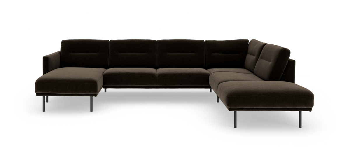 Mørkebrun modulhjørnesofa i U‑form med chaiselong til venstre og åben afslutning til højre, slanke metalben.